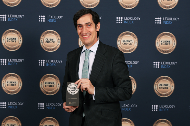 Javier Alonso de Armiño, recipient of the “Lexology Client Choice Award 2025” for the second consecutive year