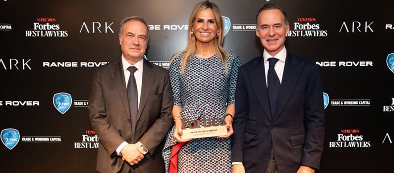Iñigo Sagardoy, Martín Godino y Vanessa Izquierdo recogen el premio Forbes a mejor Máster en derecho para Sagardoy School